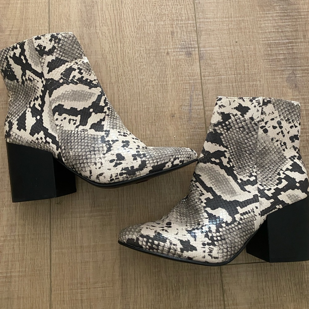 🔴Snakeskin boots size 8